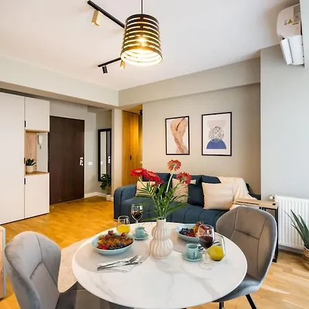 Bright 1br Flat - New Midtown Building + Terrace Apartment *