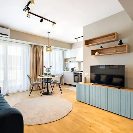 Bright 1br Flat - New Midtown Building + Terrace * Boekarest