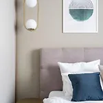 Апартаменти Bright 1br Flat - New Midtown Building + Terrace Бухарест