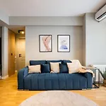 Апартаменти Bright 1br Flat - New Midtown Building + Terrace Бухарест